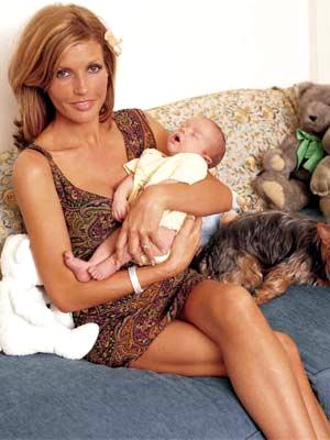 Mandy 2001 tillsammans med sin son Max.