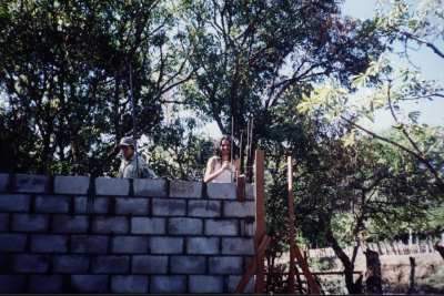 Minor trabajando el la construccin de una casa en Guanacaste
