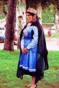 Mujer mapuche, con indumentaria