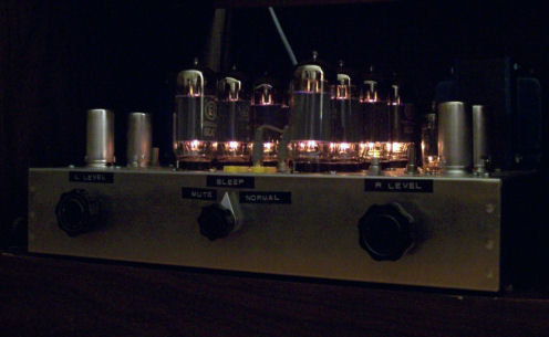  Photo showing the amplifier in the dark with the tubes glowing.