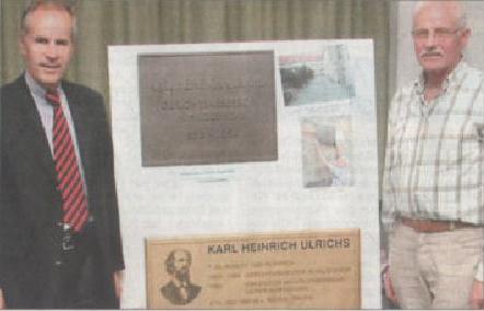 Justice Minister Christian Pfeiffer and Franz-Karl Diestel n Hartmann of the Hildesheim Gay Circle of Friends unveil the plaques that honor Assessor Karl Heinrich Ulrichs; photo: Raths for *HIAZ*