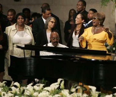 Aretha Franklin, Patti Austin, Patti LaBelle,
and others sing at Luther's Funeral 7/8/05