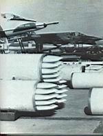 Arsenal de cohetes y bombas alistado en una base patagnica, al pie de cazabombarderos A4-C e interceptores Mirage III. El 1 de Mayo de 1982, la Fuerza Area Argentina -en su bautismo de fuego- inici ataques masivos contra el enemigo.