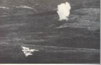 Un Mirage Argentino escapa de los disparos de la defensa antiarea de los buques de la  Task Force, por encima de Malvinas.