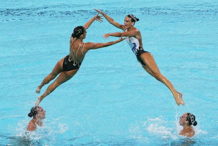 Team Italy competes in the team free routine event at the Synchronised Swimming Pool in the Olympic Sports Complex Aquatic Centre in Athens on 27/08/2004  GETTY IMAGES/Daniel Berehulak 