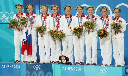 Team Russia celebrates after receiving their gold medals in the team free routine event, at the Synchronised Swimming Pool in the Olympic Sports Complex Aquatic Centre in Athens, on 27/08/2004  GETTY IMAGES/Daniel Berehulak 