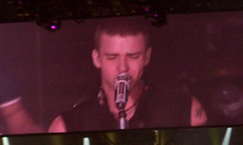 Justin singing 'Celebrity'