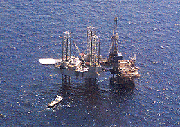 Plataforma petrolera en la sonda de Campeche (Mxico). Foto de Jos N. Iturriaga