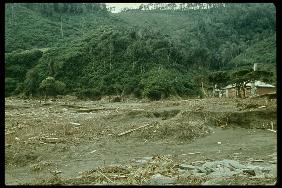 Tsunami sobre pueblito de Mehun (aqu haba 25 casas que fueron barridas por el mar)
