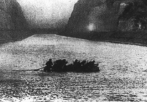 Soldados cruzando el ro