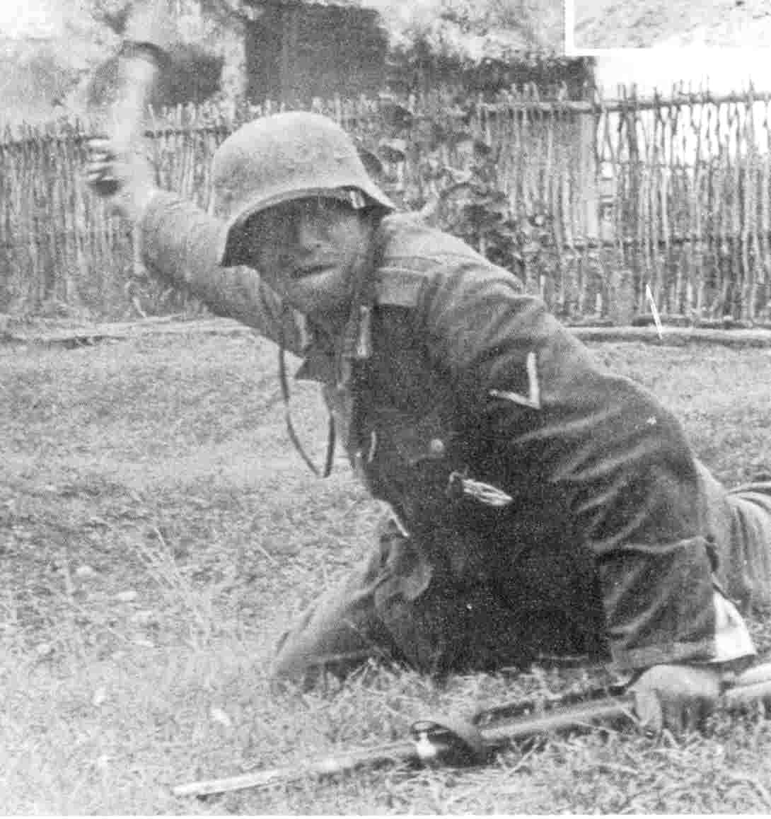 Soldado lanzando una granada