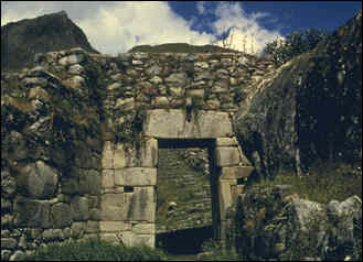 Πύλη Κυκλώπειων τειχών του Μάτσου-Πίτσου (12517 bytes)