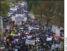 Miles de personas hicieron caso omiso de la lluvia durante su marcha por Buenos Aires.