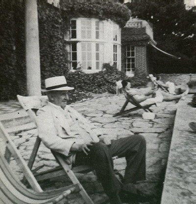 En bekväm Tolkien vilar på en solstol