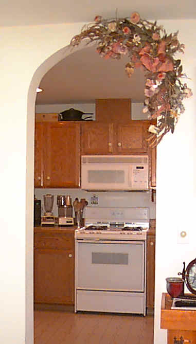 kitchen.jpg (24939 bytes)