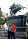Enfrente de la estatua de Bolívar