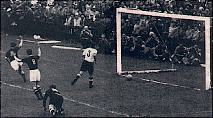 Czibor faz o segundo gol da Hungria.