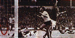 O bandeirinha no se mexe no terceiro gol ingls.