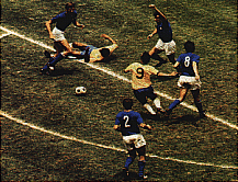 Jairzinho (cado) e Tosto atormentam a defesa da Itlia.