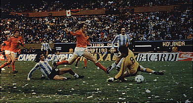 Mrio Kempes marca o segundo gol argentino na prorrogao.