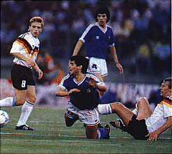 Os alemes no deixam Maradona jogar.