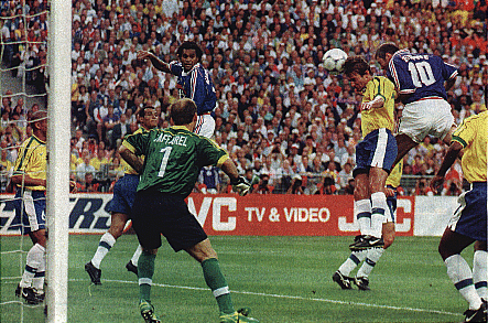 Zidane marca o primeiro gol da final.