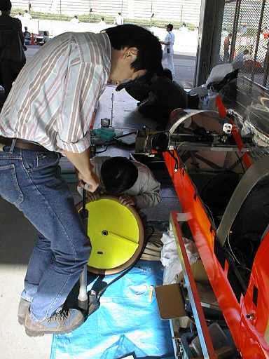 Uozaki pumping and Hiratsuka changing tires