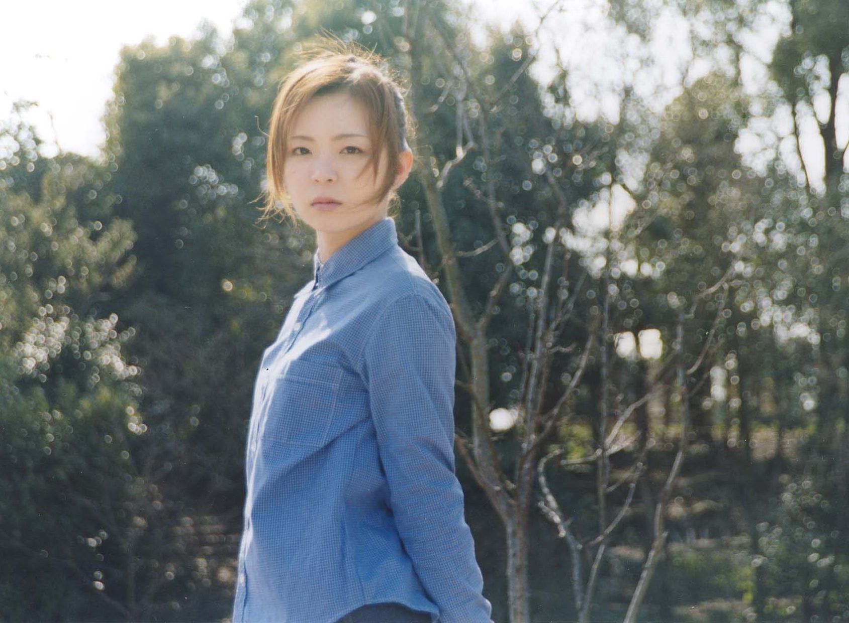 With soft lense, the model is walking on a rocky bulder