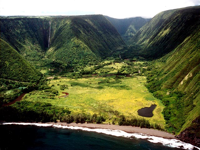 View of the front of Waipi'o from a helicopter, showing Hi'ilawe Falls as a single waterfall