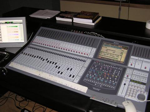 studio_001.jpg (205095 bytes)