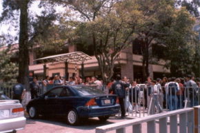 Llegada de the cranberries a MixUp para firma de autografos - cortesia  Ism@el