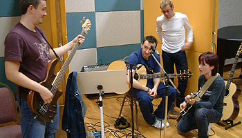 Ahora llego el momento de trabajar y la banda tocara sus hits para el especial de The Gerry Ryan Show