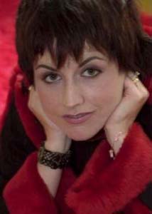 Dolores O�Riordan mira pensativa a la camara