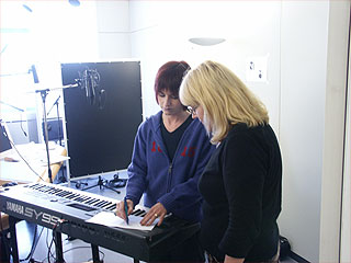 Dolores escribe como se pronuncia la frase 'hr3 - voll im leben' 