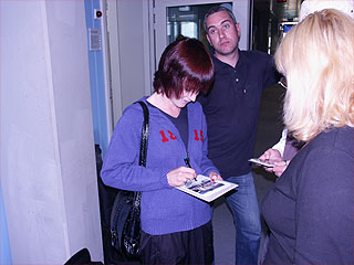 Dolores firma autografos para sus fans