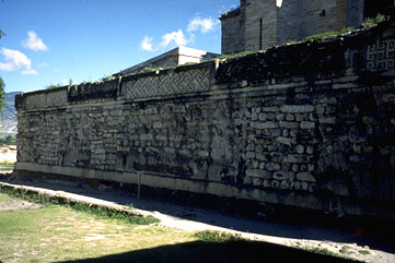Mitla4.jpg (30085 bytes)