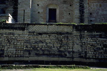 Mitla6.jpg (30133 bytes)