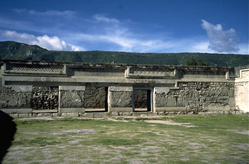 Mitla7.jpg (28853 bytes)