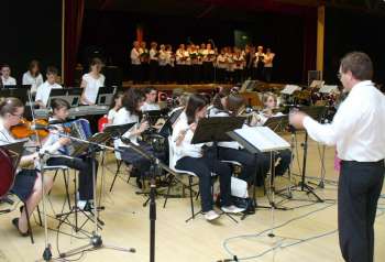 Orchestre des jeunes de l'association...  Essayez de les r&eacute;unir tous pour une photo... et en plus, chaque ann&eacute;e il y en a qui changent, d'autres qui grandissent, qui changent d'instrument, quand ils ne fondent pas leur propre groupe...!