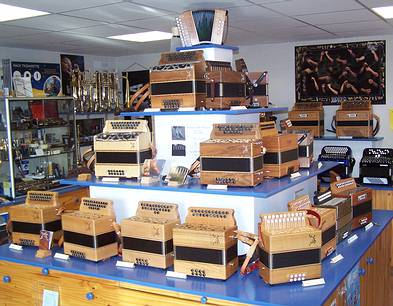 Le coin exposition des accordeons diatoniques, melodions (m&eacute;lod&eacute;ons) et concertinas : ils sont l&agrave; pour que vous puissiez les essayer, profitez-en !