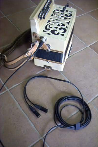systeme de sonorisation d'accordeon, ici sur un diatonique B. Loffet. Vous pouvez voir le c&acirc;ble (1 seul c&acirc;ble) et son &eacute;panoui (2 sorties), le tout en XLR sym&eacute;trique Neutrik