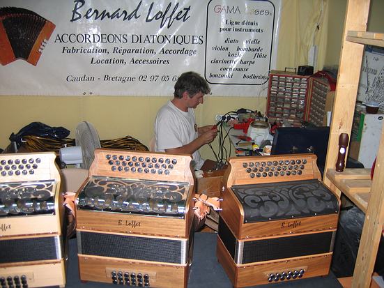 stand &agrave; St Chartier.  Je suis au boulot : accord, r&eacute;parations...