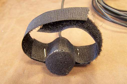 Fixation de micro de basses accord&eacute;on avec un velcro