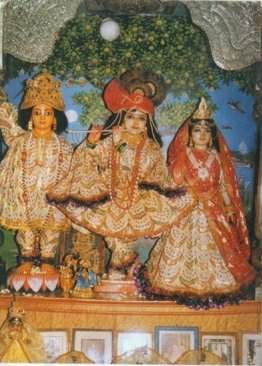 Shri Shri Radha-Vinod-Bihari-Jiu, Shri Chaitanya Mahaprabhu, Mathura, Another View