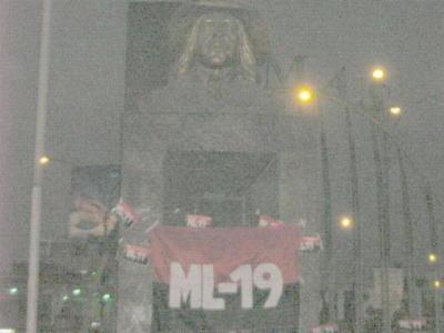 Monumento embanderado