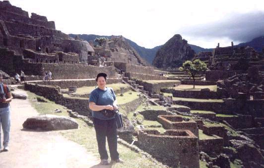 Aqu� aparece con las maravillas ruinas incas.