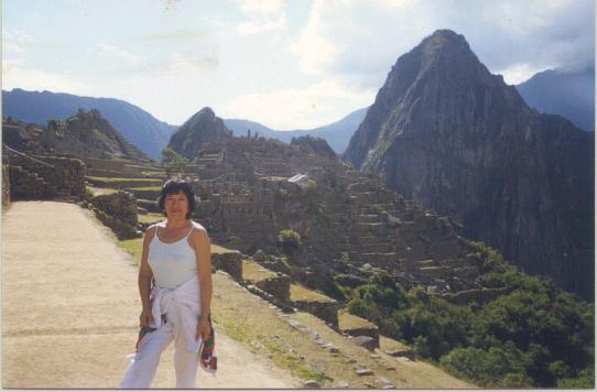 Aqu� la podemos ver enfrente de las ruinas y con el Huayna Picchu de fondo.