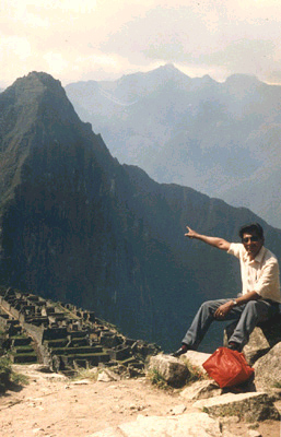 Aqu� nuestro amigo Rudolphus se�alando las ruinas incas.