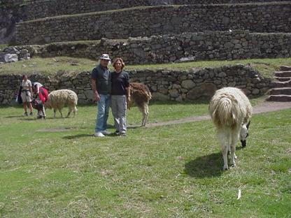 En esta foto la pareja rodeada de llamas.