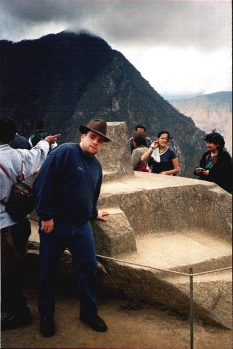 Aqu� aparezco acariciando pura historia inca.